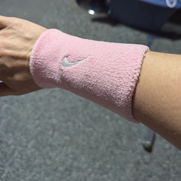 3/$20✨Nike wristbands​​ - Picture 4 of 4